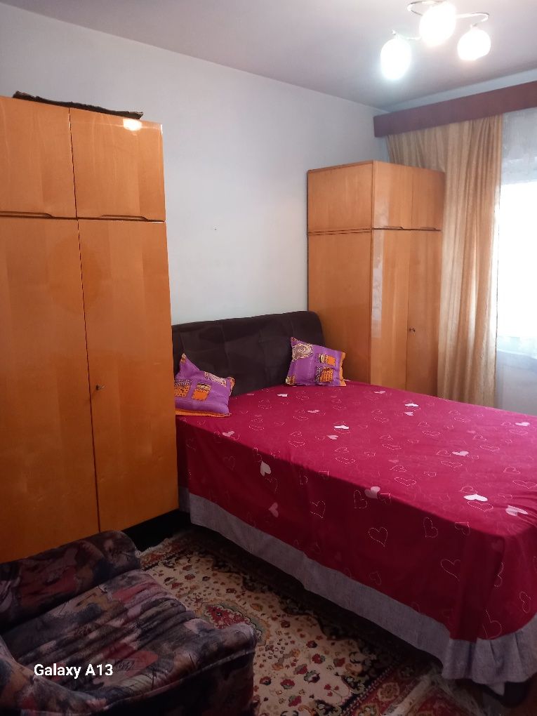 Închiriez apartament.