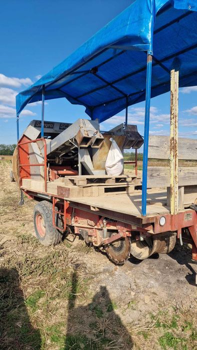 Combină de scos cartofi pe un rând.