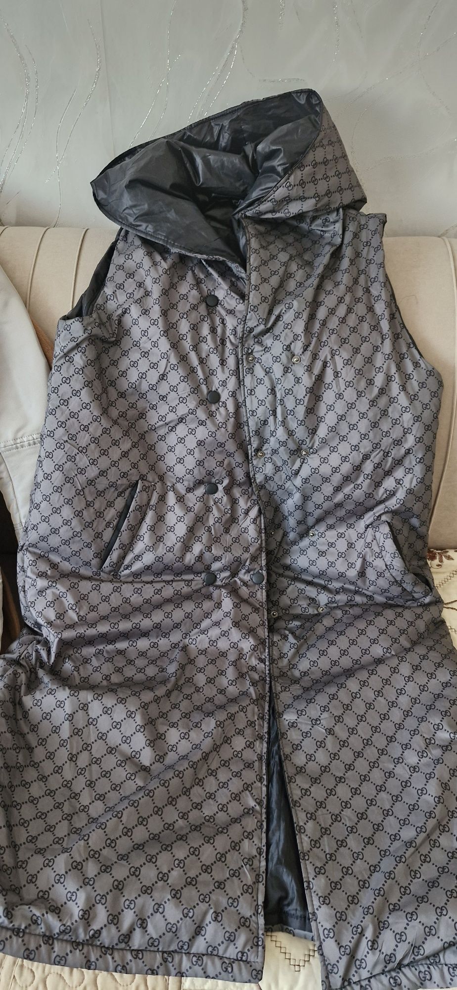 Продам женскую верхнюю одежду.