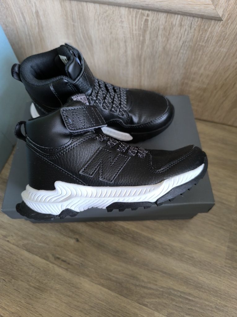 Детски боти New Balance 30 номер