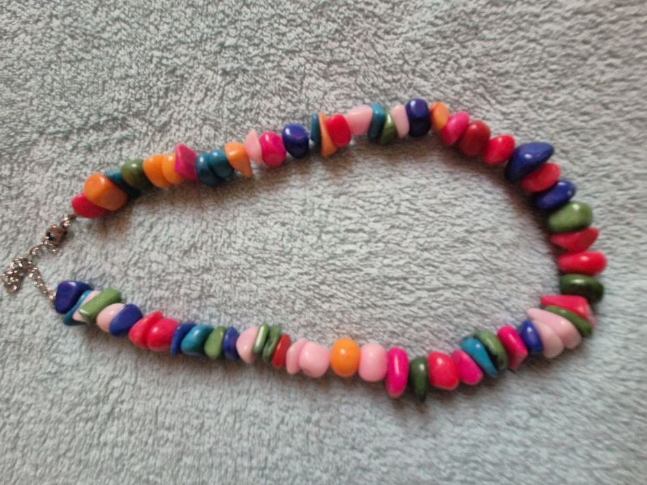 Colier din pietre viu colorate