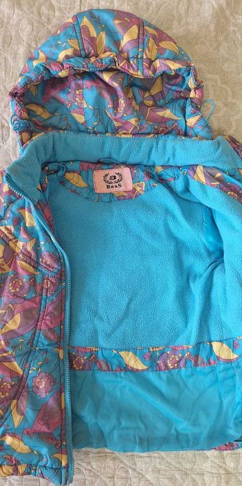 Куртка демисезонная, размер 110-116, примерно на 3-4 года.