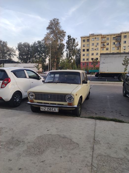 Vaz 21011 sotiladi Metan Benzin