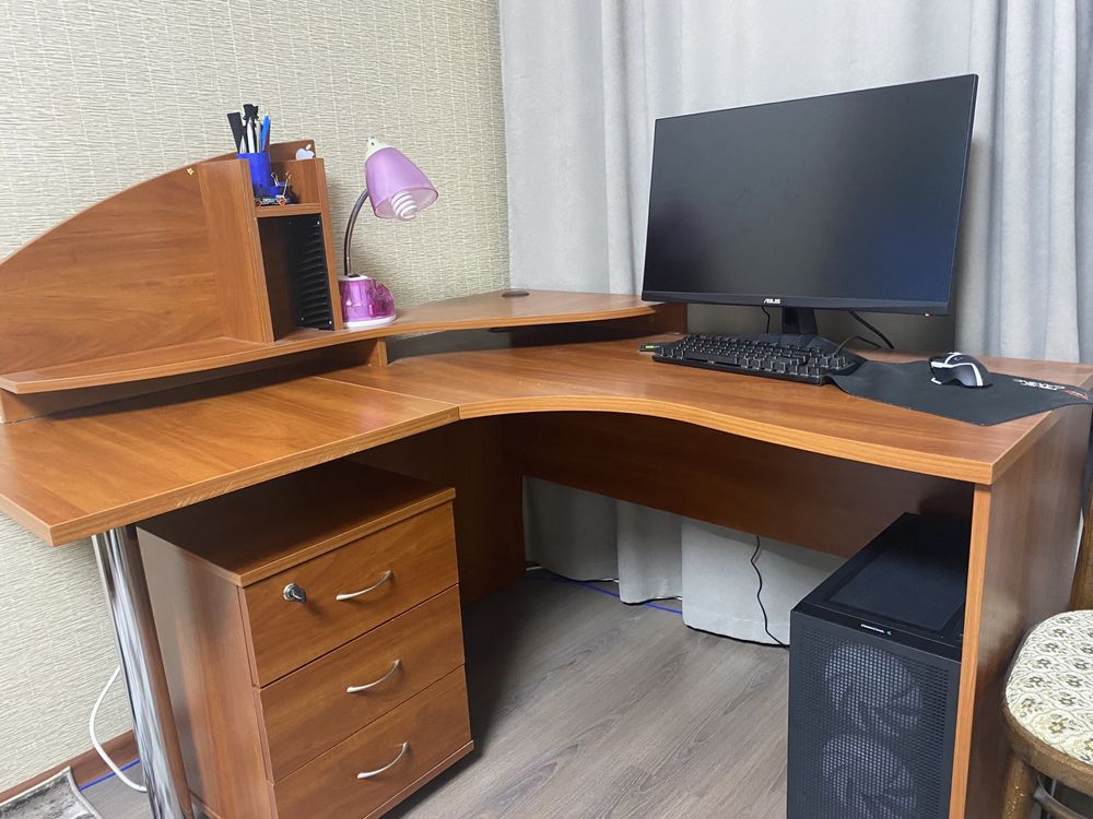 Продам Стол с тумбочкой
