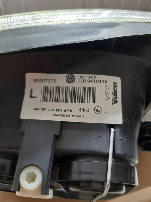 Нов,неупотребяван фар VALEO за VW Golf 4!