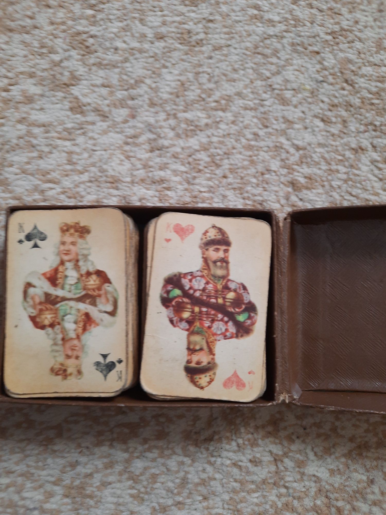 Продаю карты игральные.
