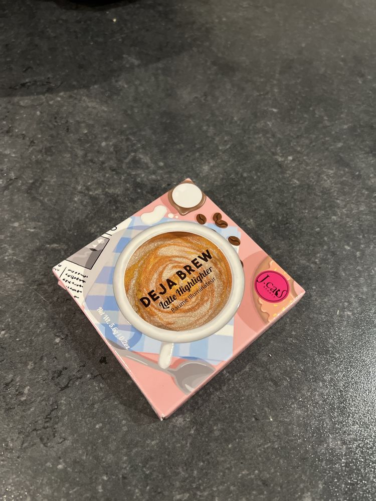 Iluminator J.Cat Beauty Deja Brew Latte Highlighter fard fata sclipici