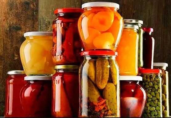 Стеклянные банки с закручивающимися крышками в идеале, объем разный