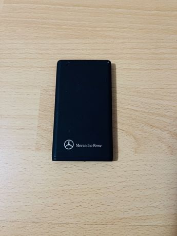 Външна батерия за зареждане на смартфон направена от Mercеdes Benz