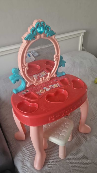 Детский туалетный столик