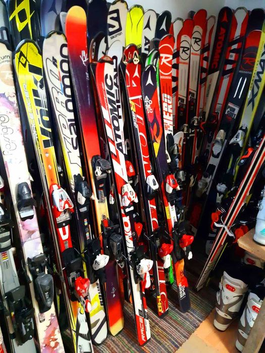 Schiuri schi skiuri copii adulti pregatite de partie