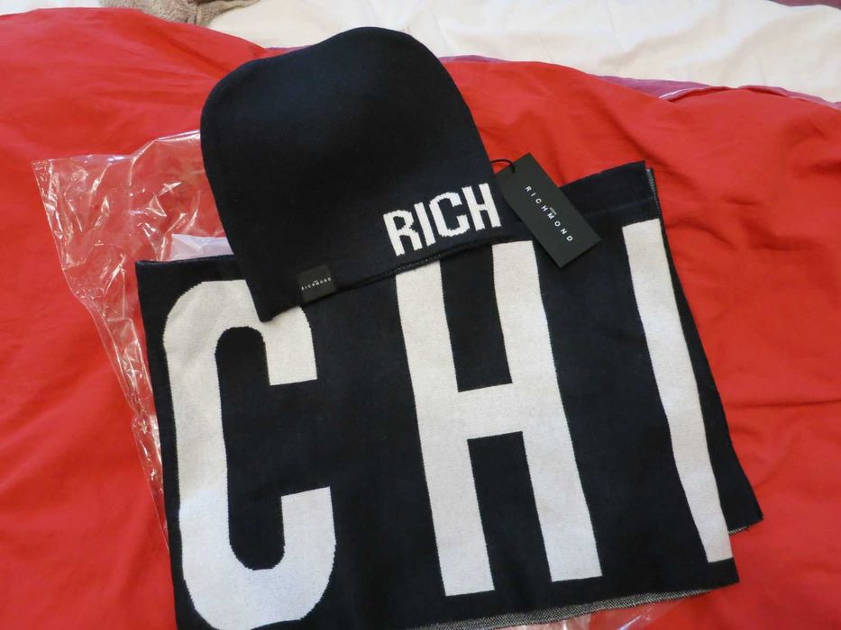 Продавам комплект оригинални шал и шапка