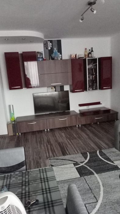 Închiriez apartament cu două camere.