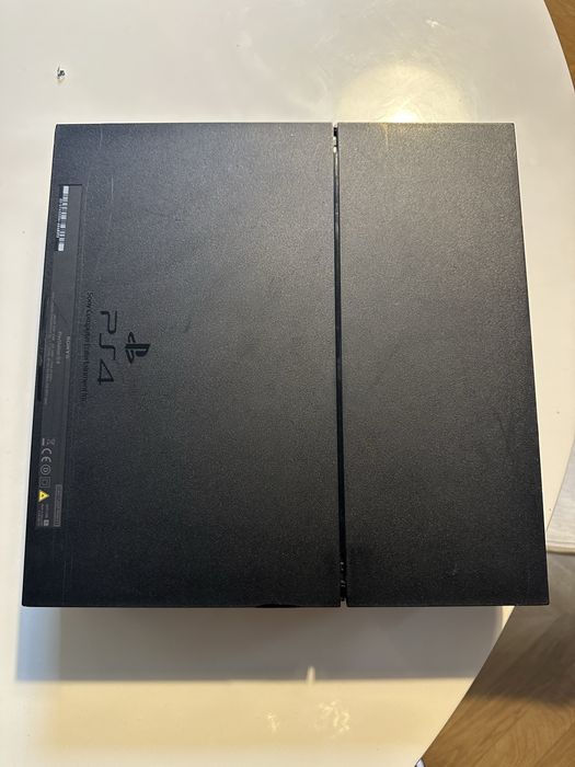 Продавам PS4 Fat 1TB (с хард диск от PS4 Slim)