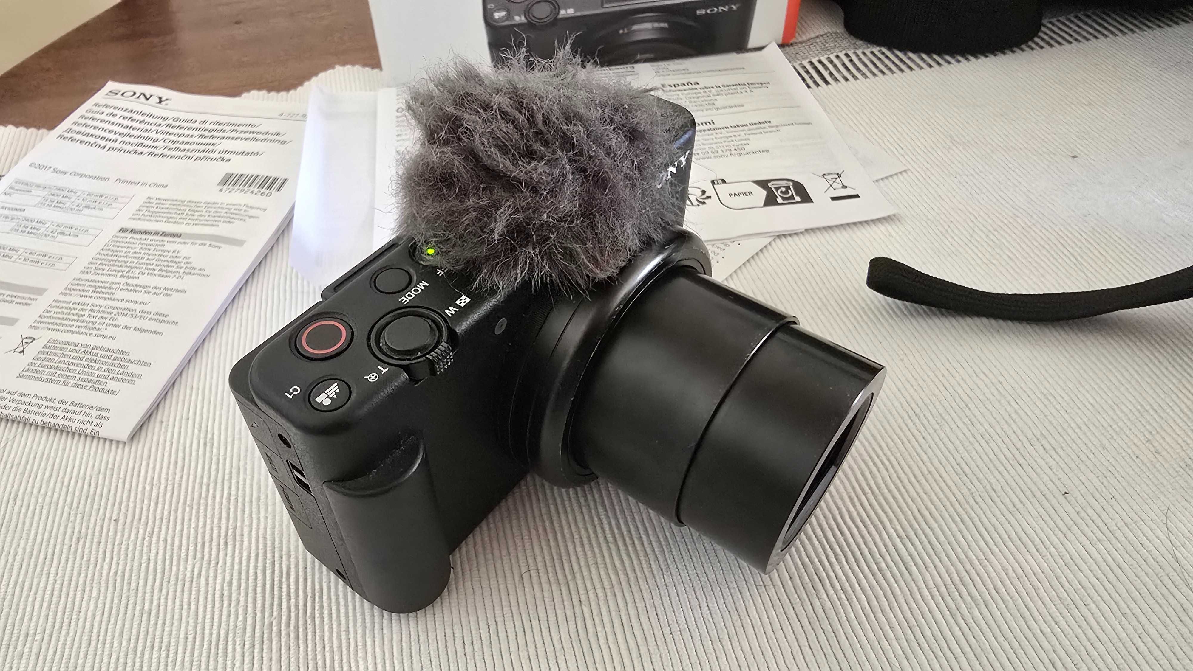 Камера Sony ZV-1 с аксесоари, обектив, чантичка 2х SD карти
