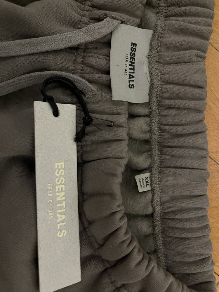 Pantaloni essentials fear of god scurti
