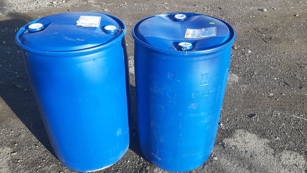 Vând butoi tablă , plastic