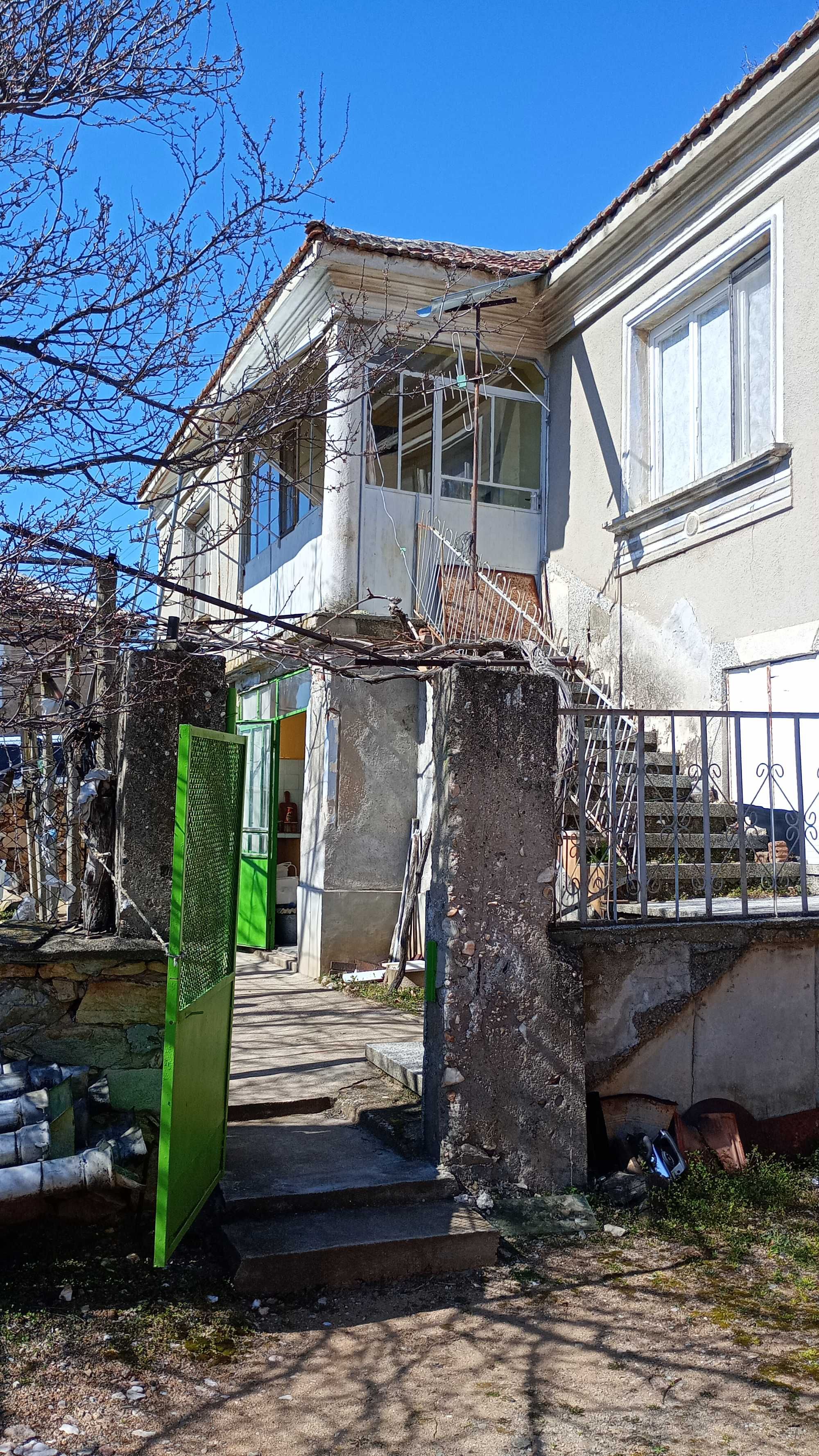 Продавам двуетажна къща с 3300 кв. м. с. Младиново, общ. Свиленград