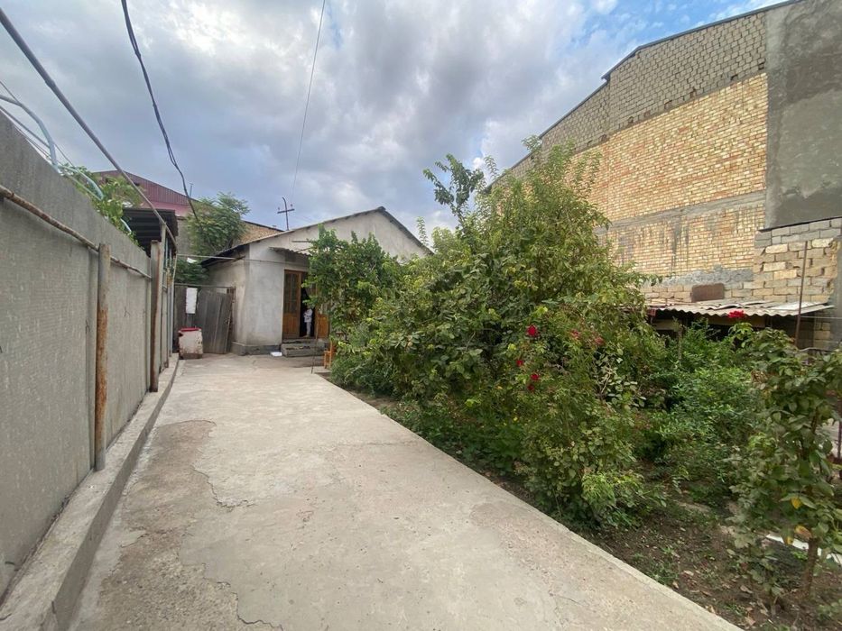 Продаю участок 4.4 сотки Бектемирский район есть старый дом 4 комнаты