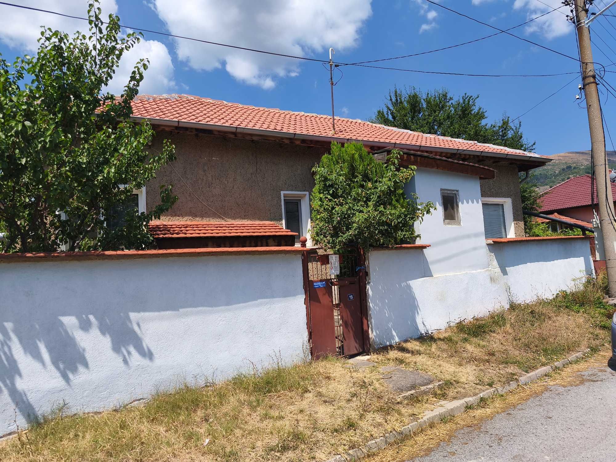 Продава къща в гр. Златица