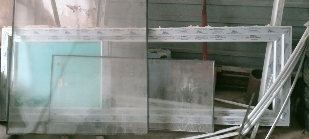 Пластиковая дверь и окно