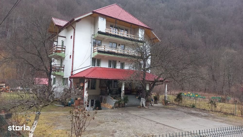 Pensiune ,17 camere, 600 mp utili, gradina cu ciubar, Voineasa