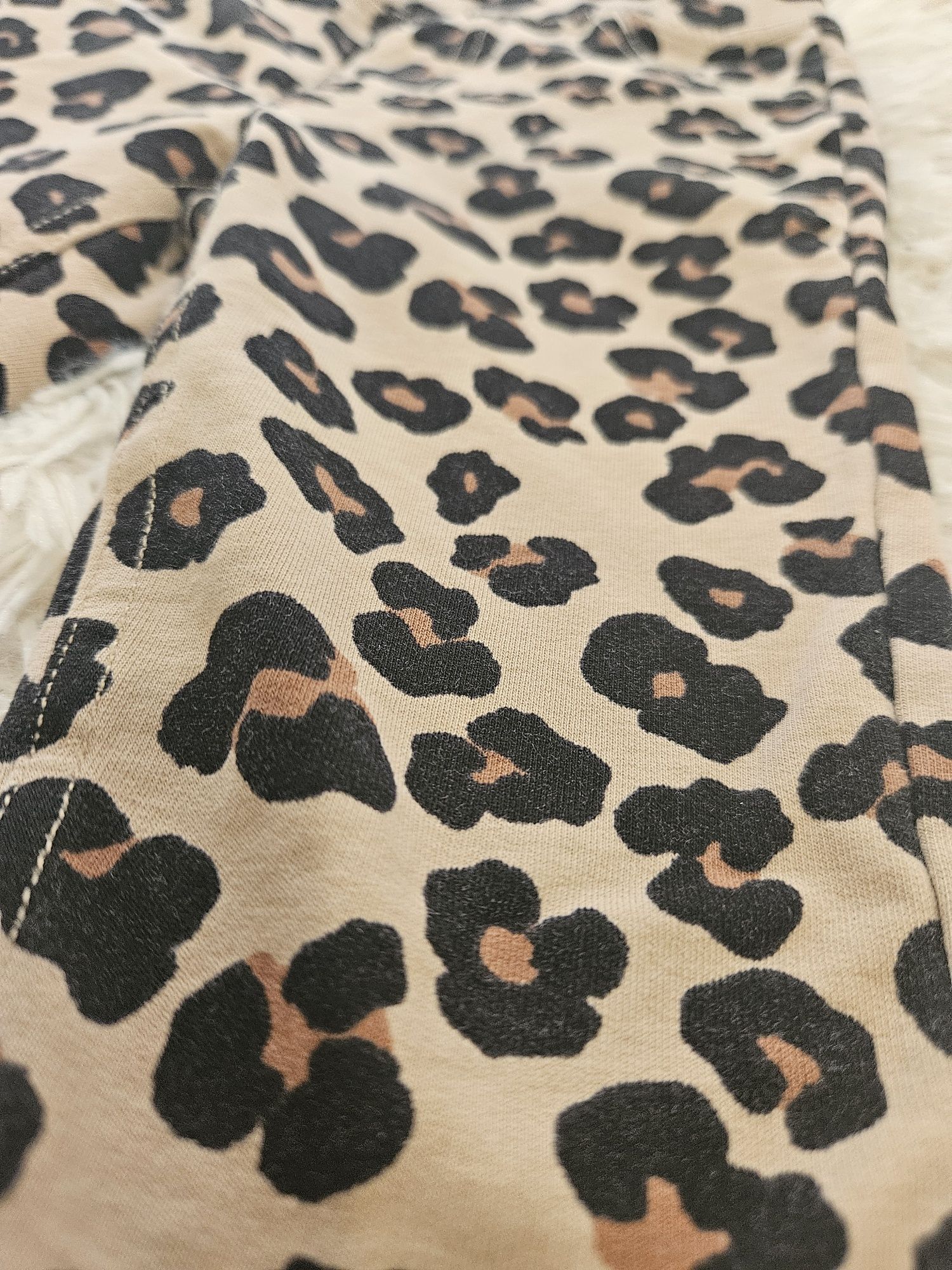 Pantaloni animal print cu buzunare la spate
Marimea 104
H&M
Stare impe