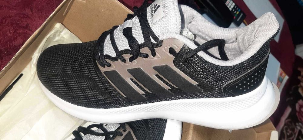 Оригинални нови маратонки адидас adidass runfalcon-fw505