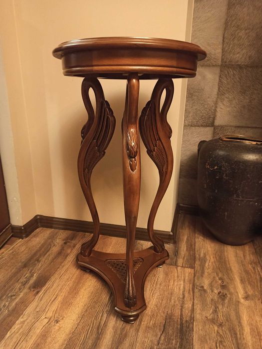 Старинна помощна масичка с лебеди