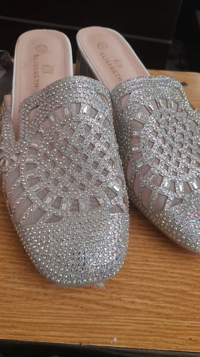 Kelinchaklar uchun oyoq kiyim sifatli va bejirim koʻrinishga ega