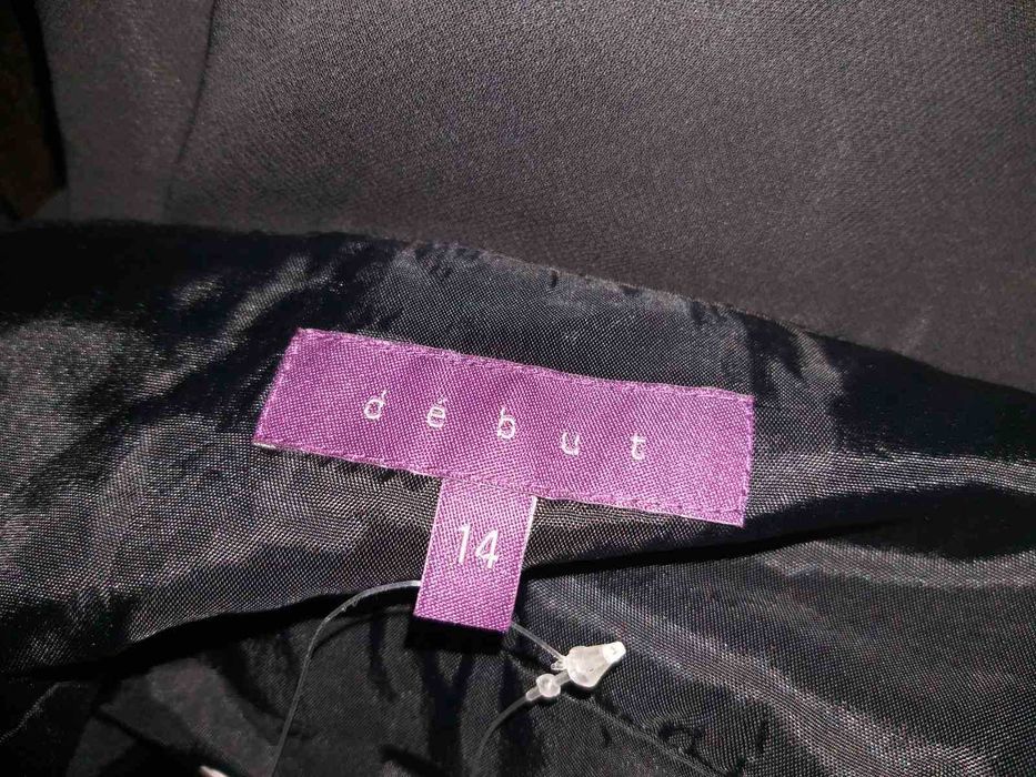 Rochia este noua de la firma Debut London