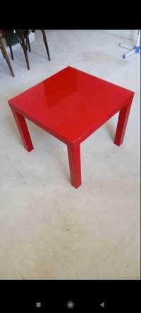 Дървена червена малка маса