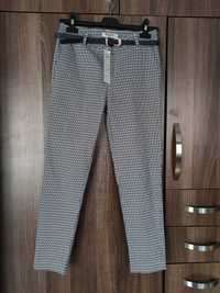 Нов модерен панталон с етикет , размер S, цвят много тъмно син и бяло