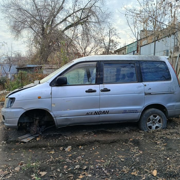 Продам  тойту ноах на запчасти