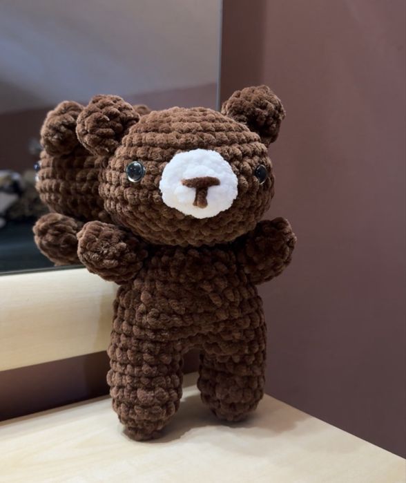 Ръчно плетено мече със слънчев гащеризон и шапка