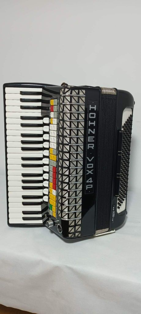 Vând acordeon Hohner vox 4p cu midi