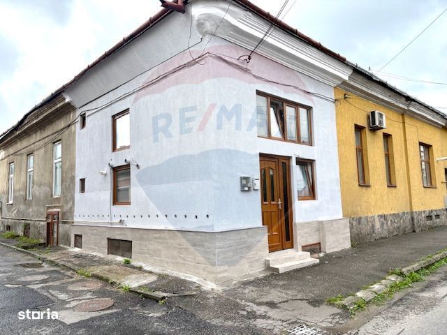 Apartament cu 4 camere de vânzare în zona Ultracentral