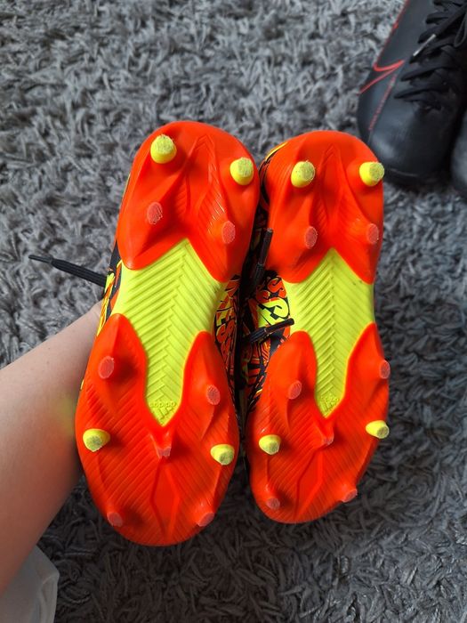 Футболни обувки adidas, Nike