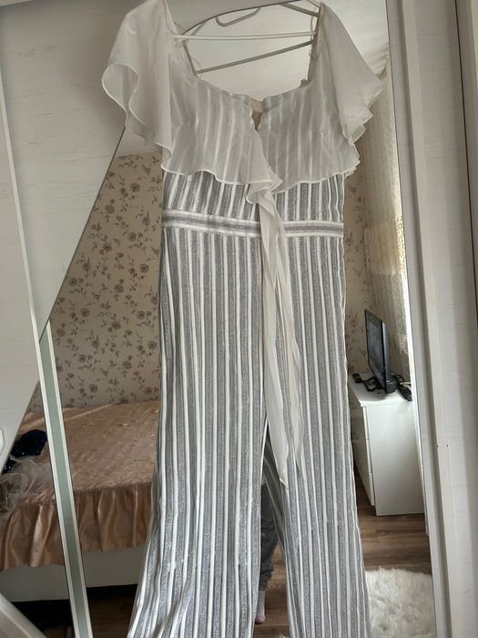 Vând salopetă cu model deosebit