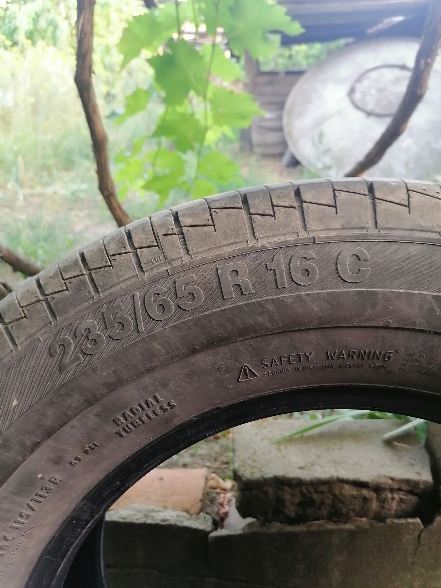 Продавам гуми за бус