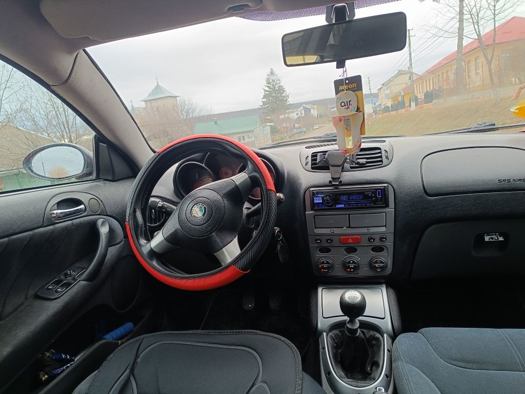 Vând Alfa Romeo GT 
Culoare : Roșie