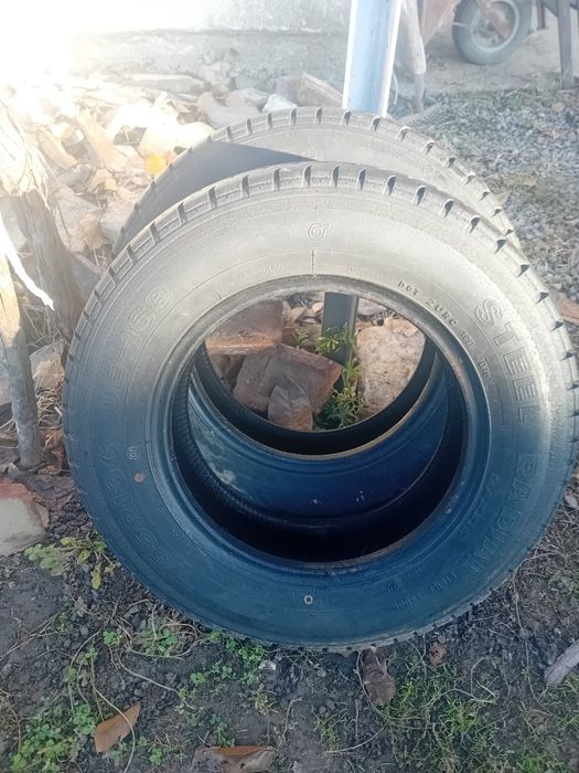 Продавам два броя гуми,подходящи за ремърке или каравана.Размер.155/13