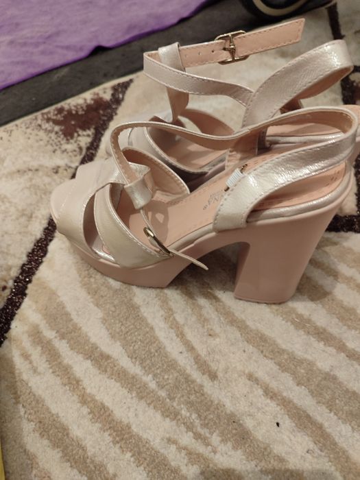 Продам босоножки