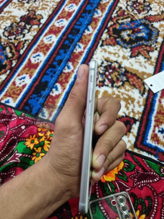 Iphone 6 s holati ideal aybi ekran pasida sal singan joyi bor hotira32