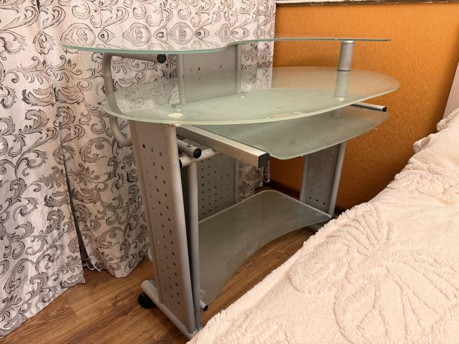 Продам компьютерный стол