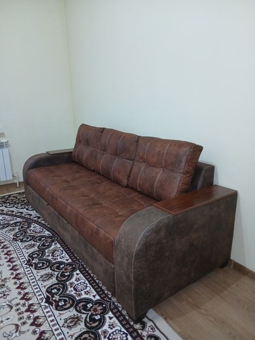 Прямой раскладной диван-кровать. Коричневый, под кожу.