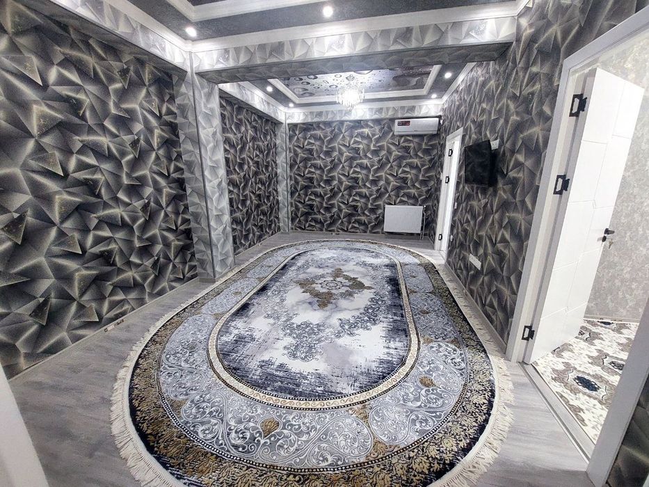 Санат сарои якинида