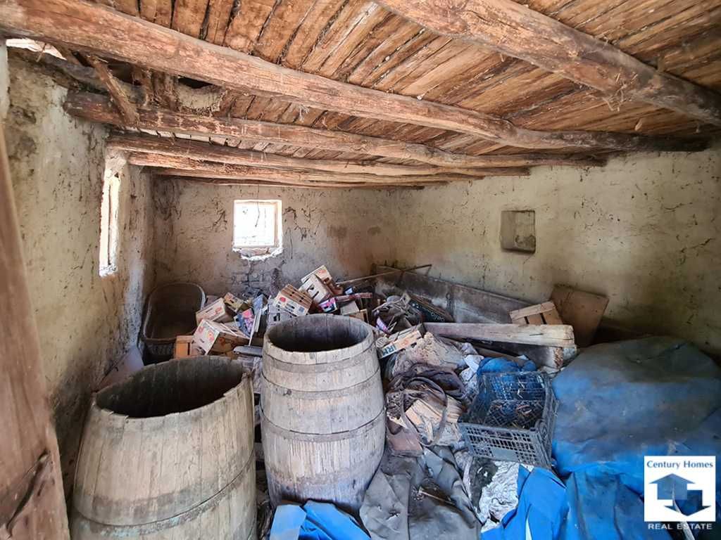 116186 Къща с равен двор и стопански постройки в с. Никюп