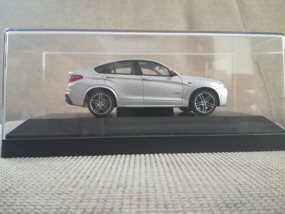 Vand macheta BMW X4 F26 editie de reprezentanta scara 1 43 Herpa