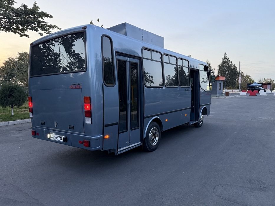 Biznesmen akalarga Isuzu avtobuslari